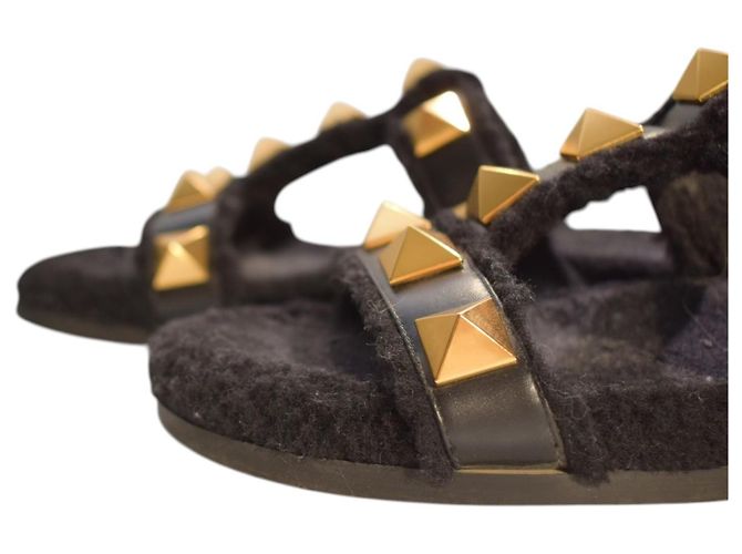 Valentino Garavani Sandali Roman Stud Shearling Neri - vista 15