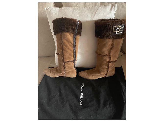 Dolce & Gabbana Braune hohe Wildlederstiefel mit Pelzbesatz - Ansicht 2