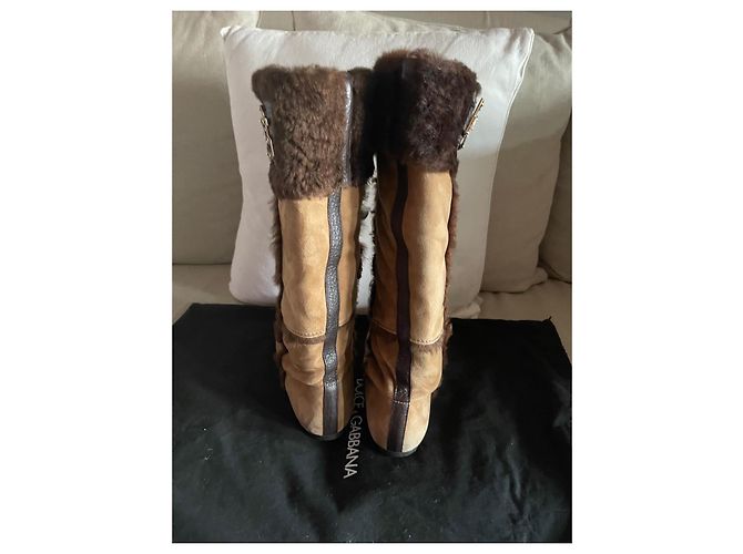 Dolce & Gabbana Braune hohe Wildlederstiefel mit Pelzbesatz - Ansicht 3