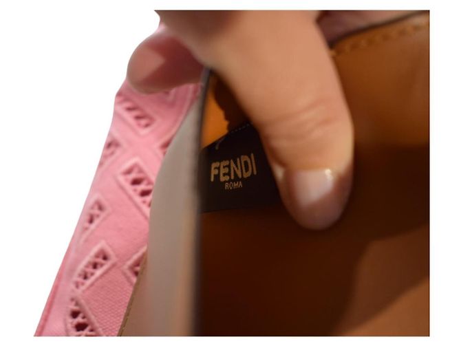 Fendi Baguette Borsa a tracolla in tela rosa FF Broderie Anglaise - vista 16