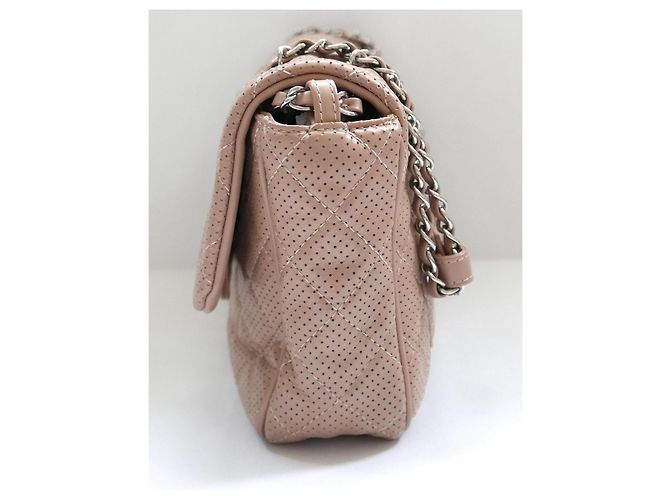 Chanel Classique Flap Bag em couro perfurado bege - vista 5