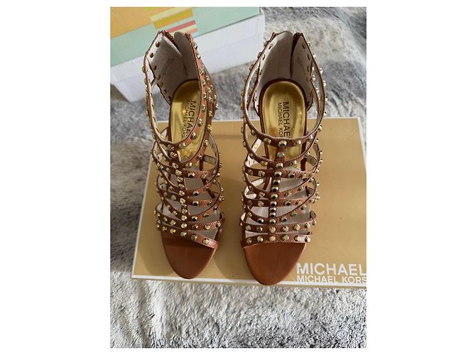 Sandali con tacco Michael Kors borchiati marroni - vista 3