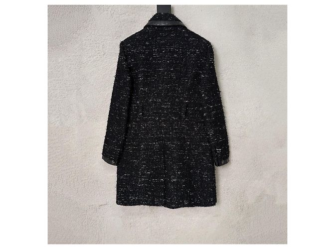 Abrigo Chanel de Tweed Negro con Ribetes de Cuero - vista 2