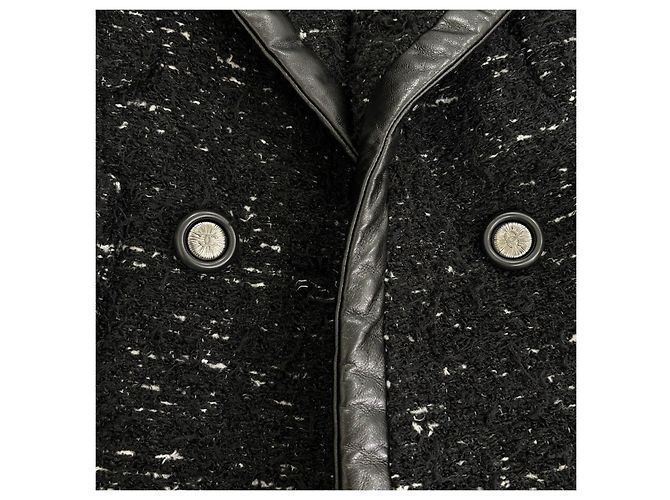 Abrigo Chanel de Tweed Negro con Ribetes de Cuero - vista 6
