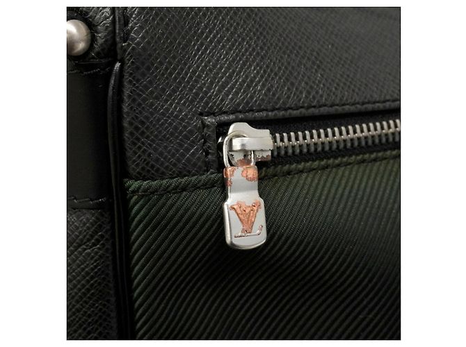 Sac à épaule Louis Vuitton Taiga Delsu - vue 10