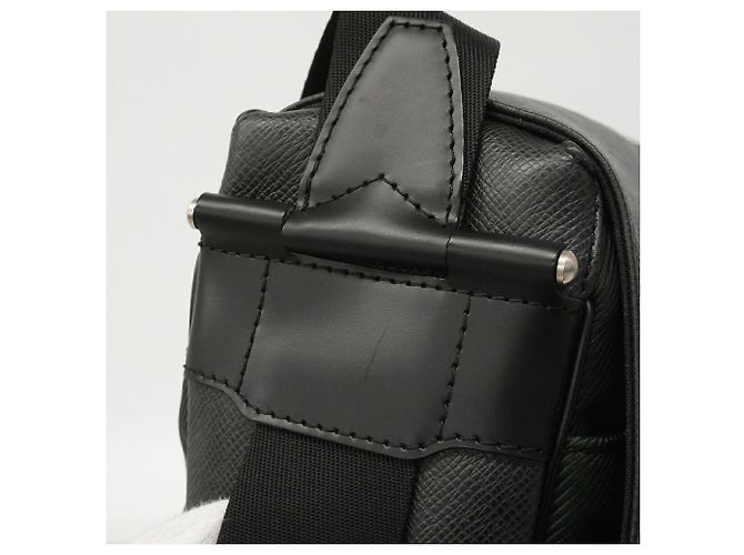 Sac à épaule Louis Vuitton Taiga Delsu - vue 9