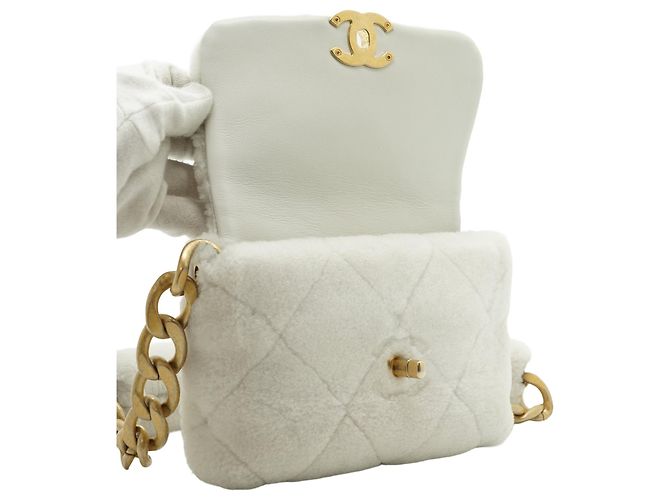 Chanel Bolsa de ombro com corrente e aba em shearling matelassê - vista 12