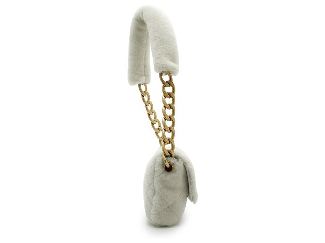 Chanel Bolsa de ombro com corrente e aba em shearling matelassê - vista 4