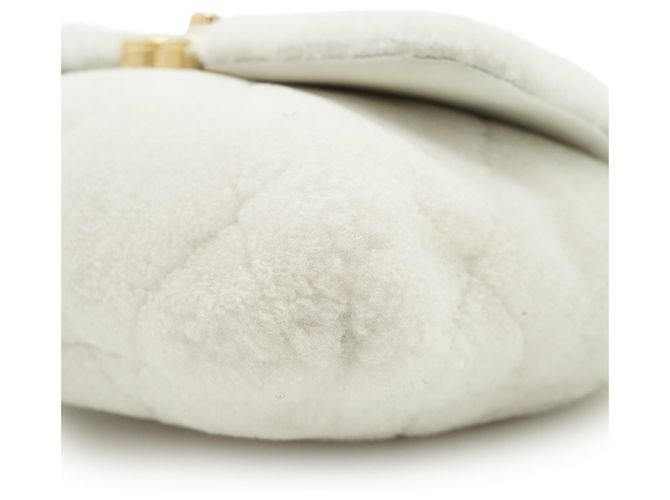 Chanel Bolsa de ombro com corrente e aba em shearling matelassê - vista 7