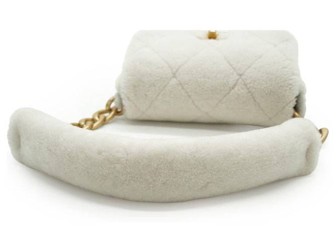 Chanel Bolsa de ombro com corrente e aba em shearling matelassê - vista 9