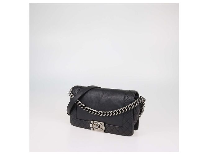Chanel Boy Flap Bag Medium Reverso aus schwarzem Leder - Ansicht 2