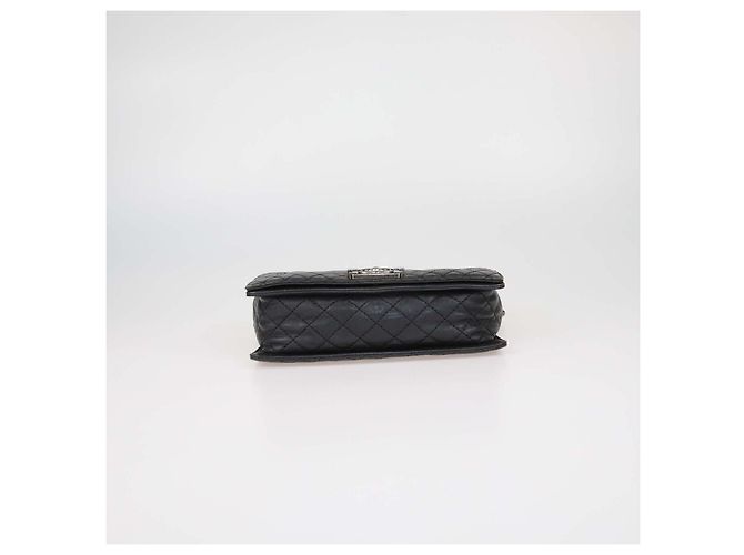 Chanel Boy Flap Bag Medium Reverso aus schwarzem Leder - Ansicht 4