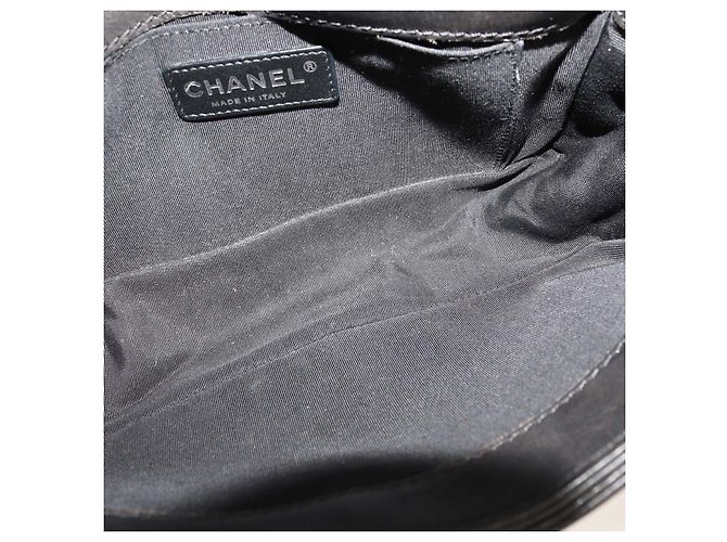 Chanel Boy Flap Bag Medium Reverso aus schwarzem Leder - Ansicht 6
