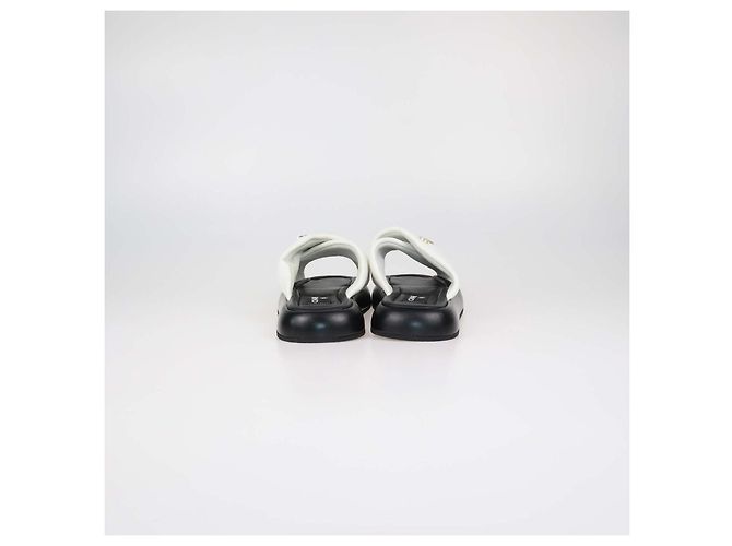 Sandali Chanel in pelle bianca matelassé con cinturini incrociati - vista 5