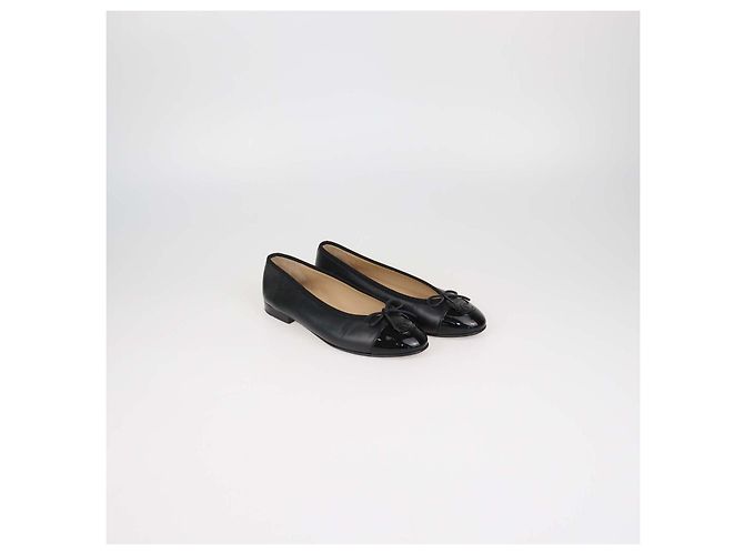 Ballerine CC con punta chiusa in pelle nera e pelle verniciata Chanel - vista 2