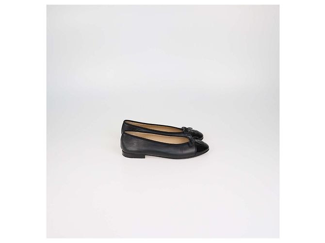 Ballerine CC con punta chiusa in pelle nera e pelle verniciata Chanel - vista 3