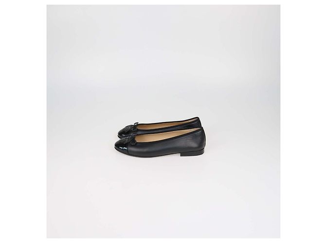 Ballerine CC con punta chiusa in pelle nera e pelle verniciata Chanel - vista 4