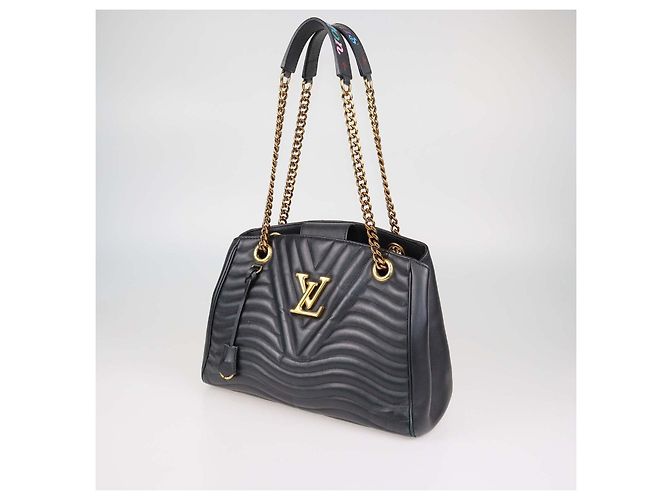 mala Louis Vuitton New Wave em couro preto com corrente - vista 2