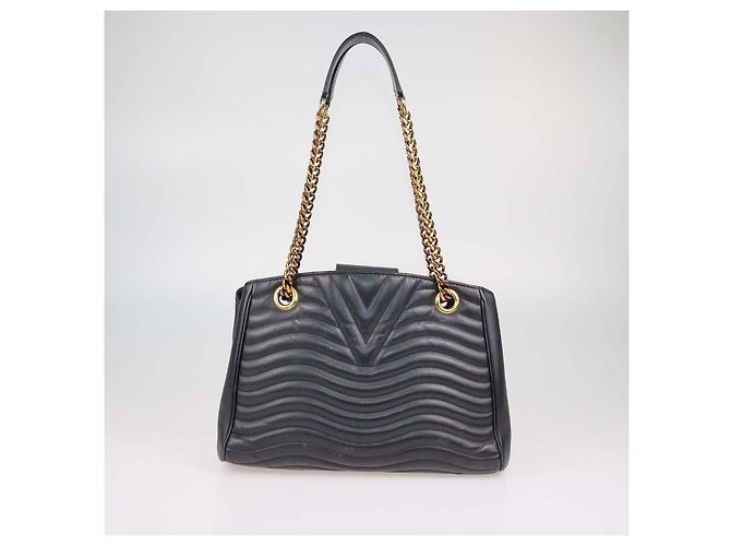 mala Louis Vuitton New Wave em couro preto com corrente - vista 3