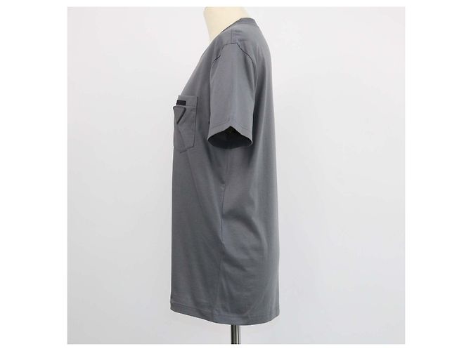 T-shirt in cotone grigio con logo triangolo Prada e girocollo - vista 2