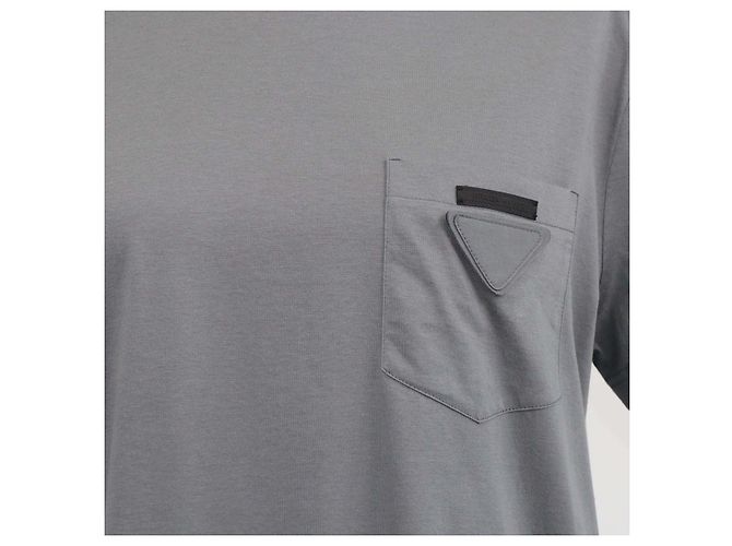 T-shirt in cotone grigio con logo triangolo Prada e girocollo - vista 4