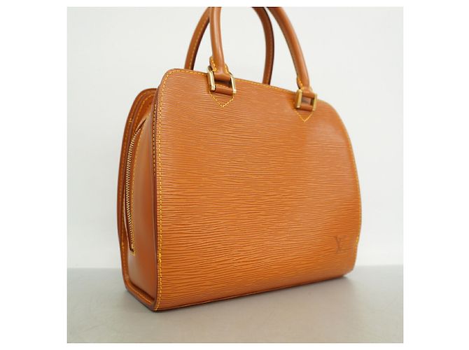 Borsa Louis Vuitton Epi Pont Neuf in Gold Cipango - vista 2