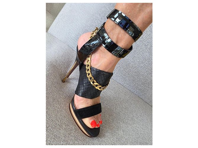 Sandali con tacco alto Lanvin in pelle nera e catena dorata - vista 3