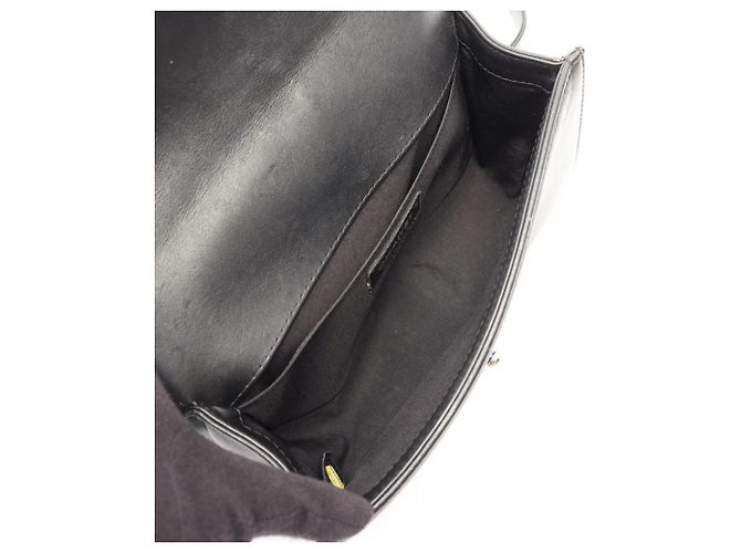 Chanel Boy Schultertasche aus schwarzem Leder - Ansicht 3