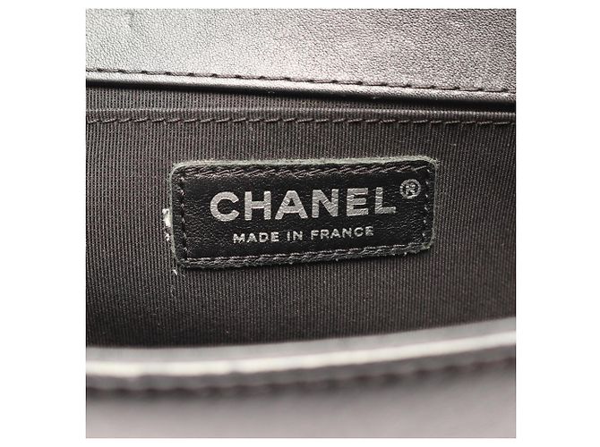 Chanel Boy Schultertasche aus schwarzem Leder - Ansicht 4