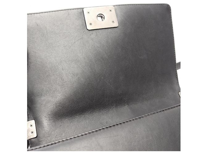 Chanel Boy Schultertasche aus schwarzem Leder - Ansicht 7