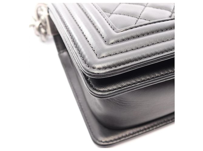 Chanel Boy Small Schultertasche aus schwarzem Lammleder - Ansicht 12