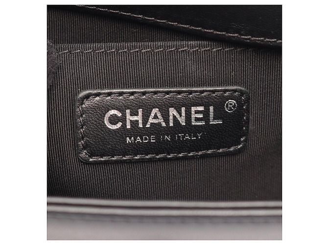 Chanel Boy Small Schultertasche aus schwarzem Lammleder - Ansicht 4