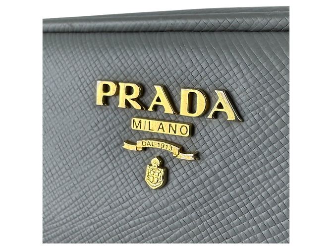 Sac à épaule Prada en cuir gris - vue 12