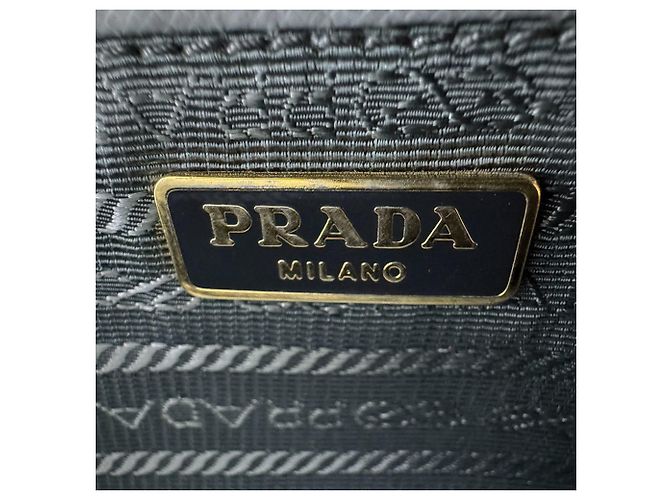 Sac à épaule Prada en cuir gris - vue 13