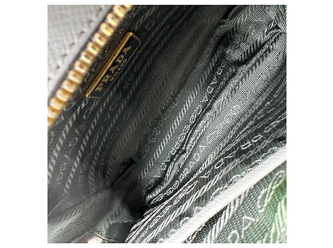Sac à épaule Prada en cuir gris - vue 5