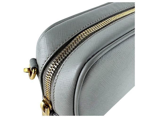 Sac à épaule Prada en cuir gris - vue 7