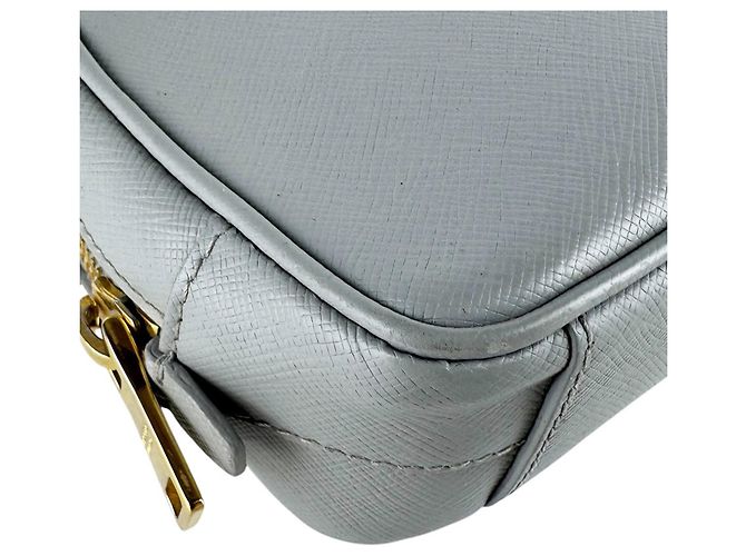 Sac à épaule Prada en cuir gris - vue 9