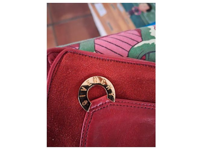 Givenchy Wunderschöne Lederhandschuhe, Umschlag aus gewendetem Leder, mit goldenem Logo-Ring - Ansicht 3