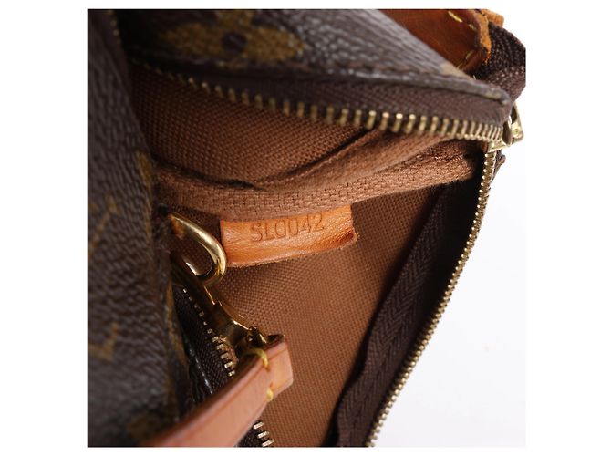 Louis Vuitton Pochette Accessoir Monogram Canvas Handbag in Brown M51980 - vista 10