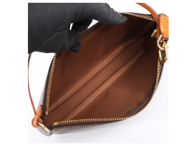 Louis Vuitton Pochette Accessoire Monogram Handbag in Brown M51980 - vista 12