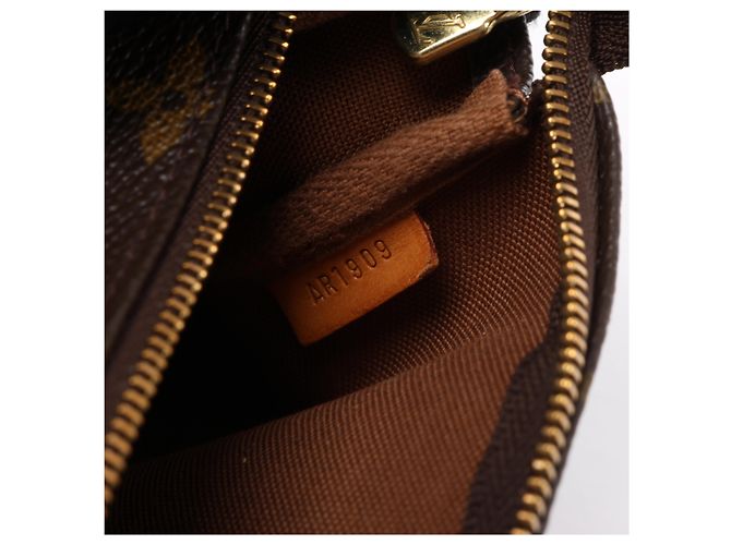 Louis Vuitton Pochette Accessoire Monogram Handbag in Brown M51980 - vista 13