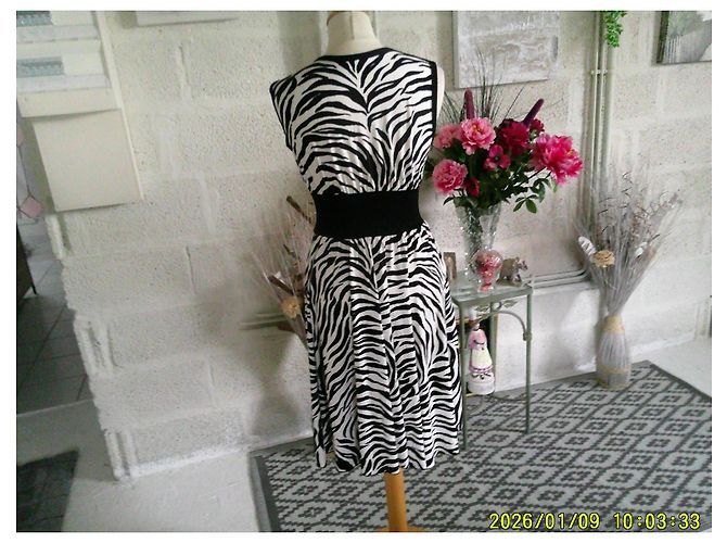 Autre Marque Les Filles de PARIS Viskosekleid Zebra-Print Schwarz-Weiß - Ansicht 5