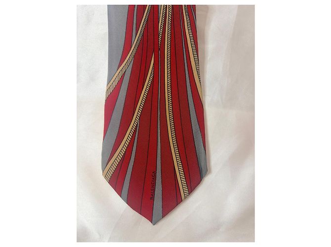 Balenciaga Seidenkrawatte mit rot-gold gestreiftem Print - Ansicht 3