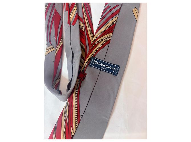 Balenciaga Seidenkrawatte mit rot-gold gestreiftem Print - Ansicht 4