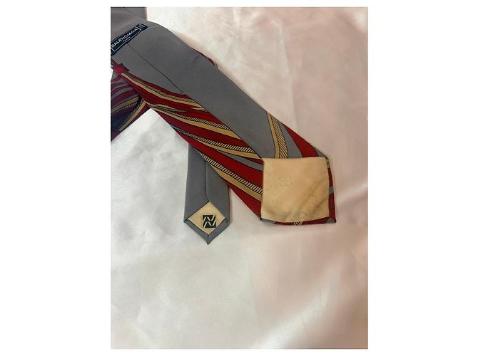 Balenciaga Seidenkrawatte mit rot-gold gestreiftem Print - Ansicht 6