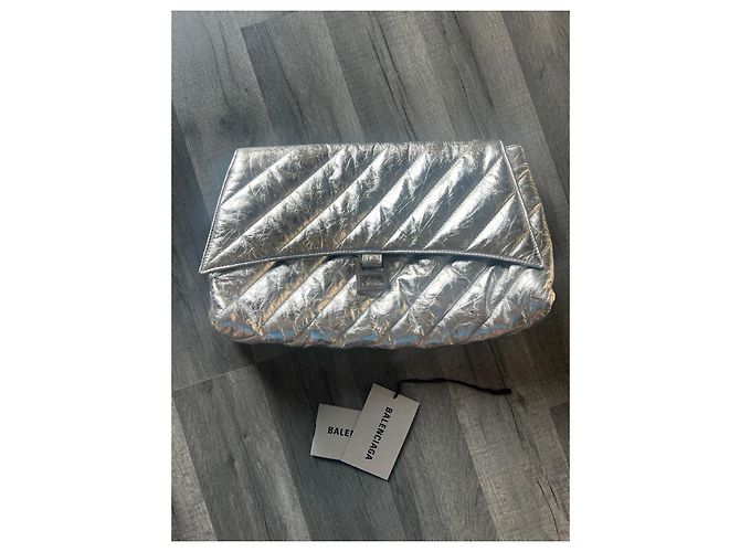 Balenciaga Silberne gesteppte Leder-Clutch - Ansicht 7