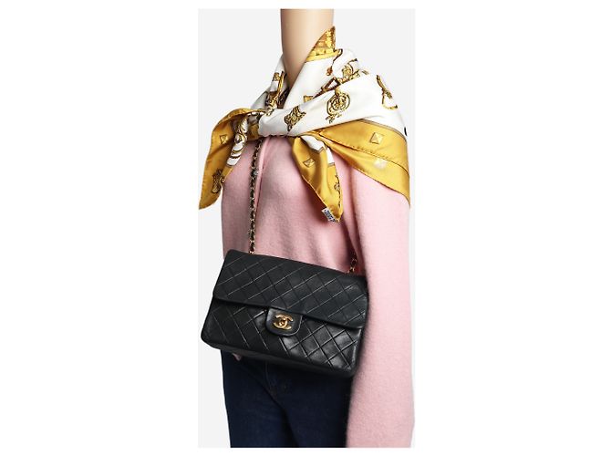 Chanel Borsa Classic Double Flap 1989 medium in pelle d'agnello nera - vista 2
