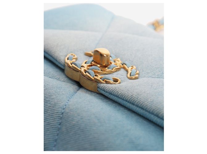 Chanel Bolsa de ombro 19 acolchoada em denim degradê azul - vista 5