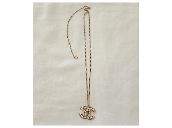 Colar Chanel CC de pérolas - Corrente dourada - vista 3