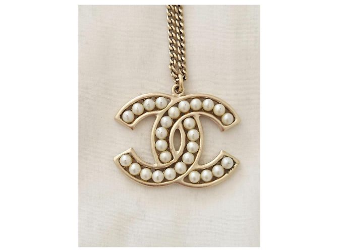 Colar Chanel CC de pérolas - Corrente dourada - vista 6